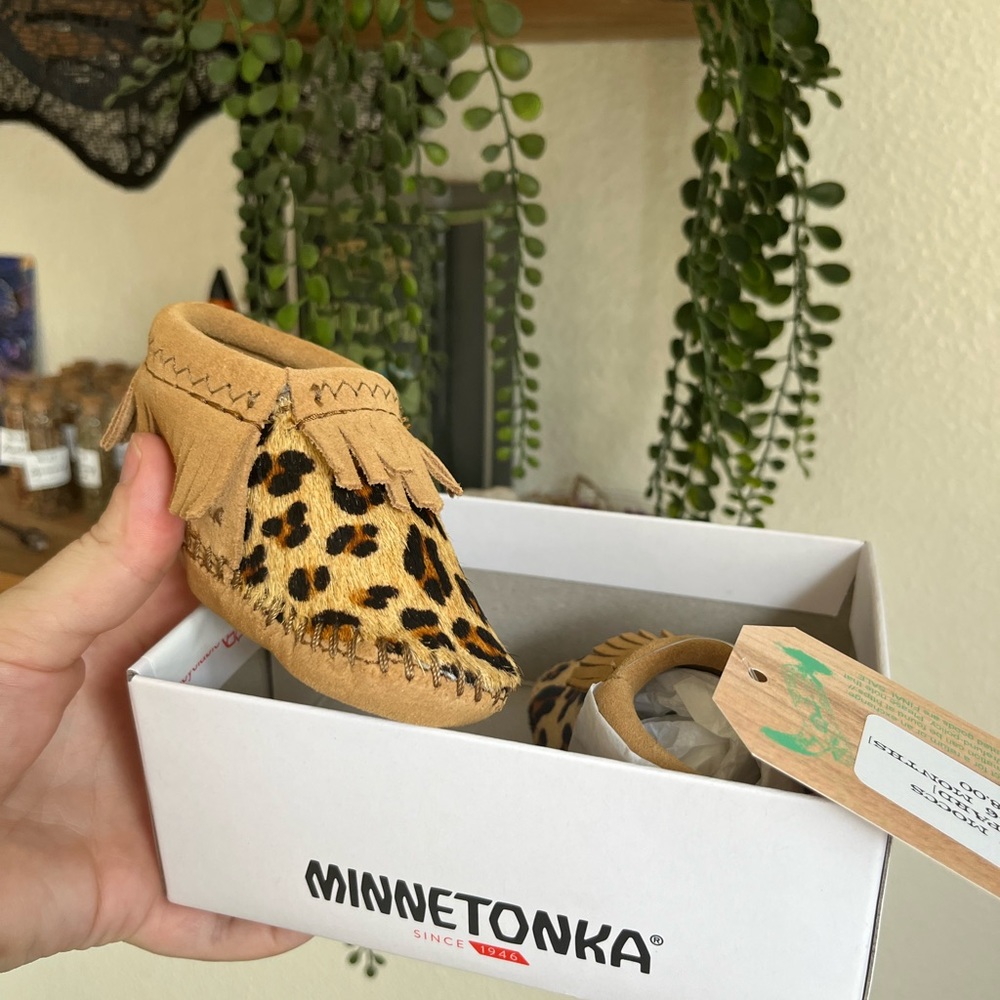 Minnetonka brand new in box with tags  infant moccasins size 2